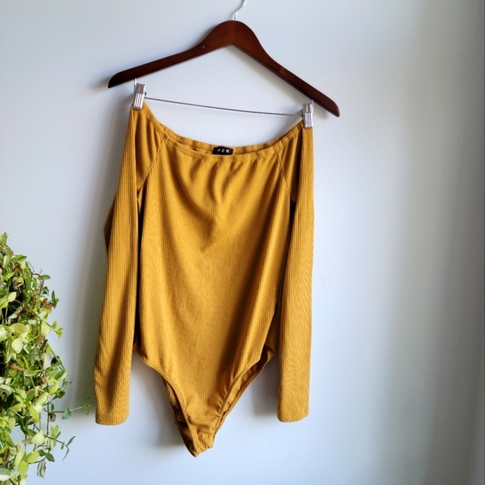 🩷U2B Off The Shoulder Bodysuit - Size US M